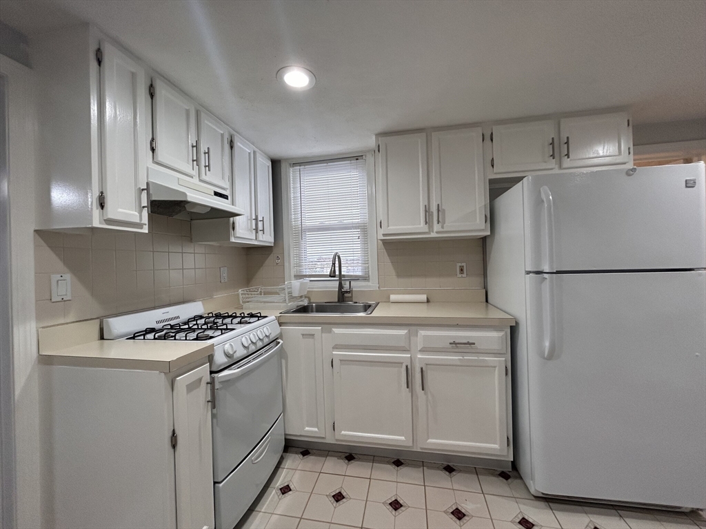 6 Jefferson St, Cambridge, Massachusetts, 3 Bedrooms Bedrooms, 5 Rooms Rooms,1 BathroomBathrooms,Residential Lease,For Rent,Jefferson St,73315408