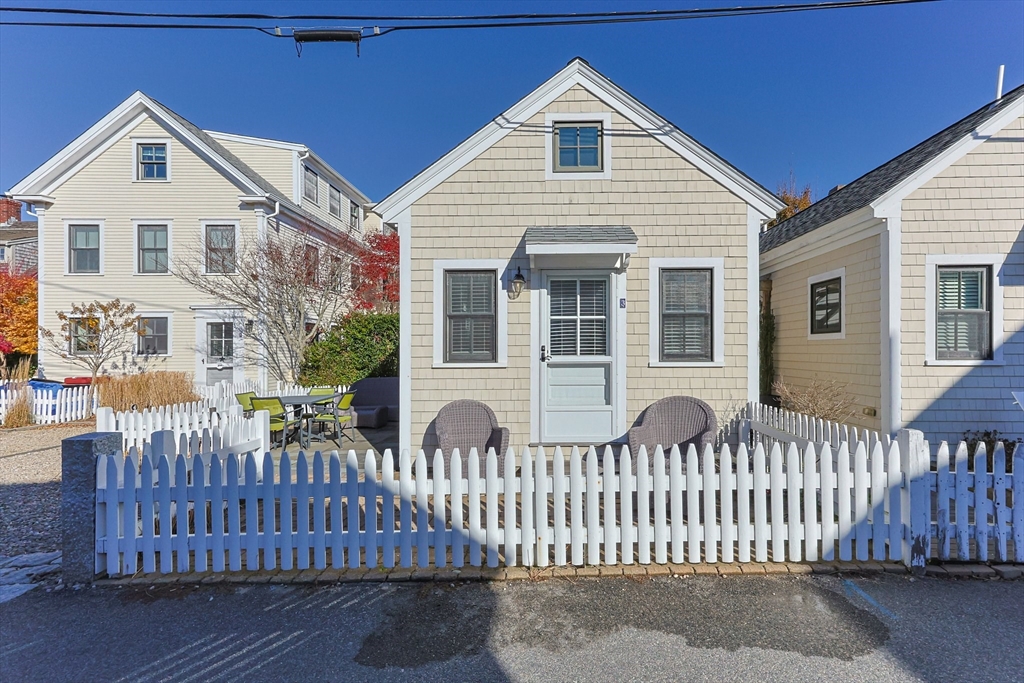 10 Washington Ave, Provincetown, Massachusetts, 1 Bedroom Bedrooms, 2 Rooms Rooms,1 BathroomBathrooms,Residential,For Sale,Washington Ave,73314640