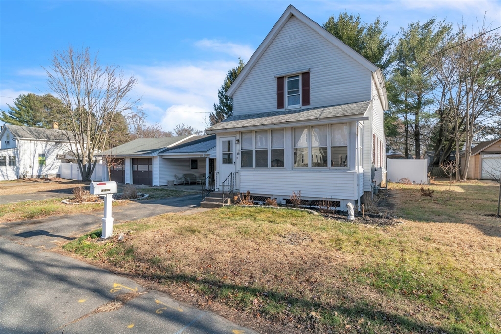 19 Adams St, Westfield, Massachusetts, 2 Bedrooms Bedrooms, 5 Rooms Rooms,1 BathroomBathrooms,Residential,For Sale,Adams St,73317181