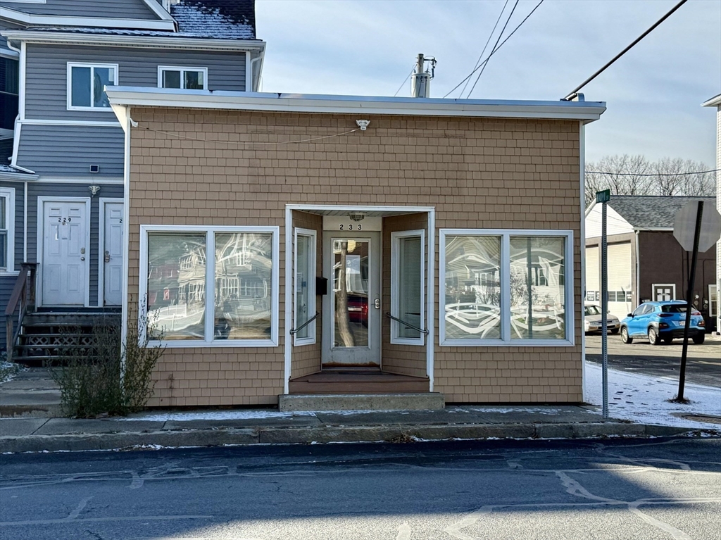 233 Grattan St, Chicopee, Massachusetts, ,Commercial Lease,For Rent,Grattan St,73318026