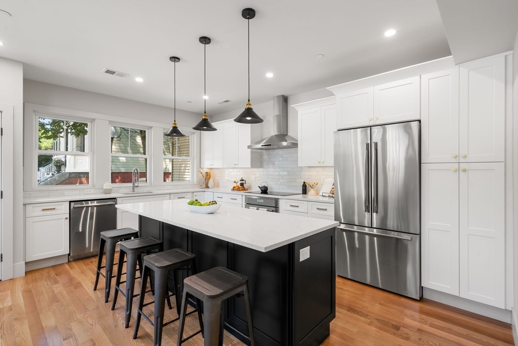 75 G St, Boston, Massachusetts, 3 Bedrooms Bedrooms, 9 Rooms Rooms,3 BathroomsBathrooms,Residential,For Sale,G St,73266033
