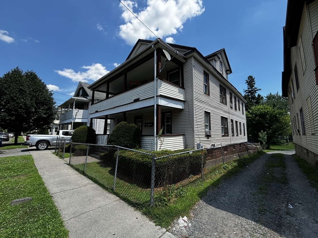 61 Hill Street, West Springfield, Massachusetts, 8 Bedrooms Bedrooms, 20 Rooms Rooms,4 BathroomsBathrooms,Residential Income,For Sale,Hill Street,73293316