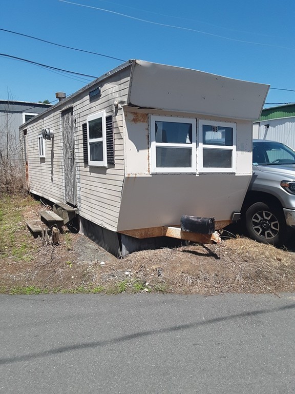 96-98 Newbury, Danvers, Massachusetts, 1 Bedroom Bedrooms, 3 Rooms Rooms,1 BathroomBathrooms,Residential,For Sale,Newbury,73320791