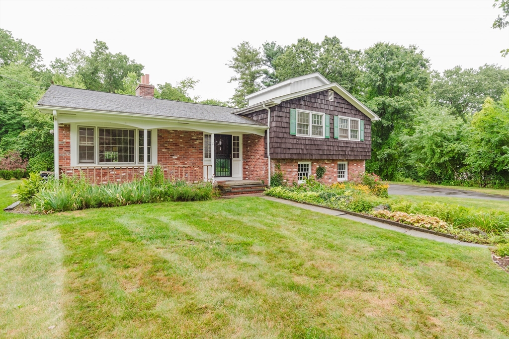 21 Hiller Dr, Seekonk, Massachusetts, 4 Bedrooms Bedrooms, 7 Rooms Rooms,2.5 BathroomsBathrooms,Residential,For Sale,Hiller Dr,73274536