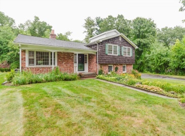 21 Hiller Dr, Seekonk, Massachusetts, 4 Bedrooms Bedrooms, 7 Rooms Rooms,2.5 BathroomsBathrooms,Residential,For Sale,Hiller Dr,73274536
