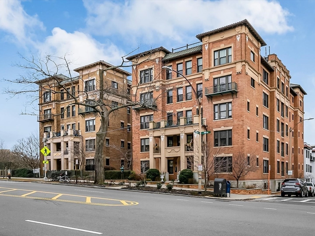 452 Park Dr., Boston, Massachusetts, 4 Bedrooms Bedrooms, 6 Rooms Rooms,2 BathroomsBathrooms,Residential,For Sale,Park Dr.,73206438