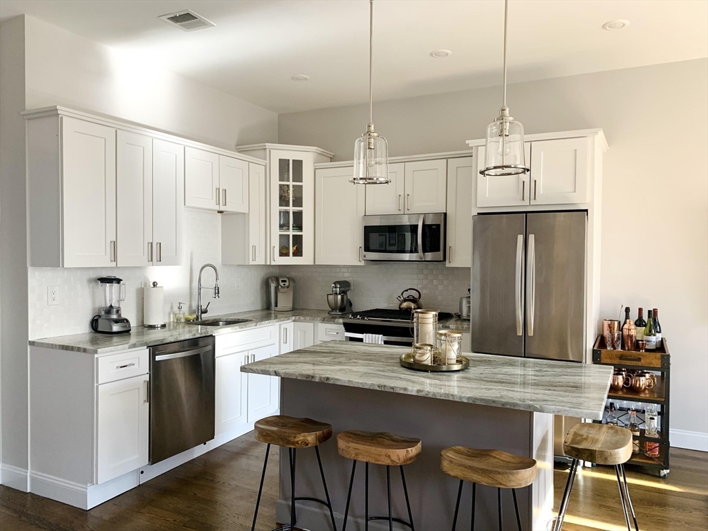 62 Webster St, Boston, Massachusetts, 2 Bedrooms Bedrooms, 5 Rooms Rooms,2 BathroomsBathrooms,Residential,For Sale,Webster St,73263182