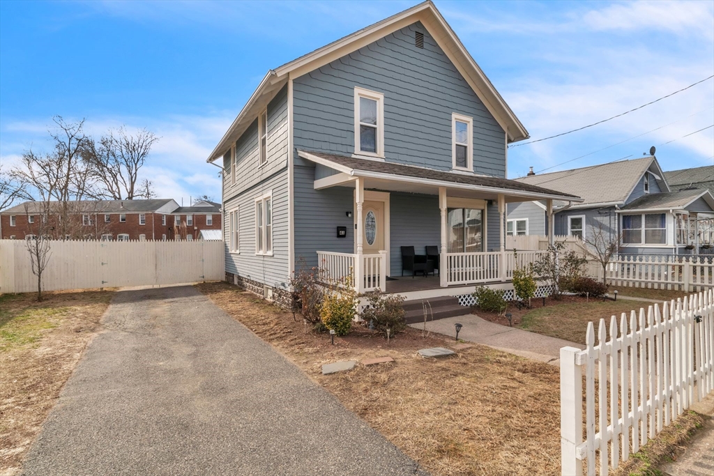 41 York St, West Springfield, Massachusetts, 4 Bedrooms Bedrooms, 8 Rooms Rooms,2 BathroomsBathrooms,Residential,For Sale,York St,73327358