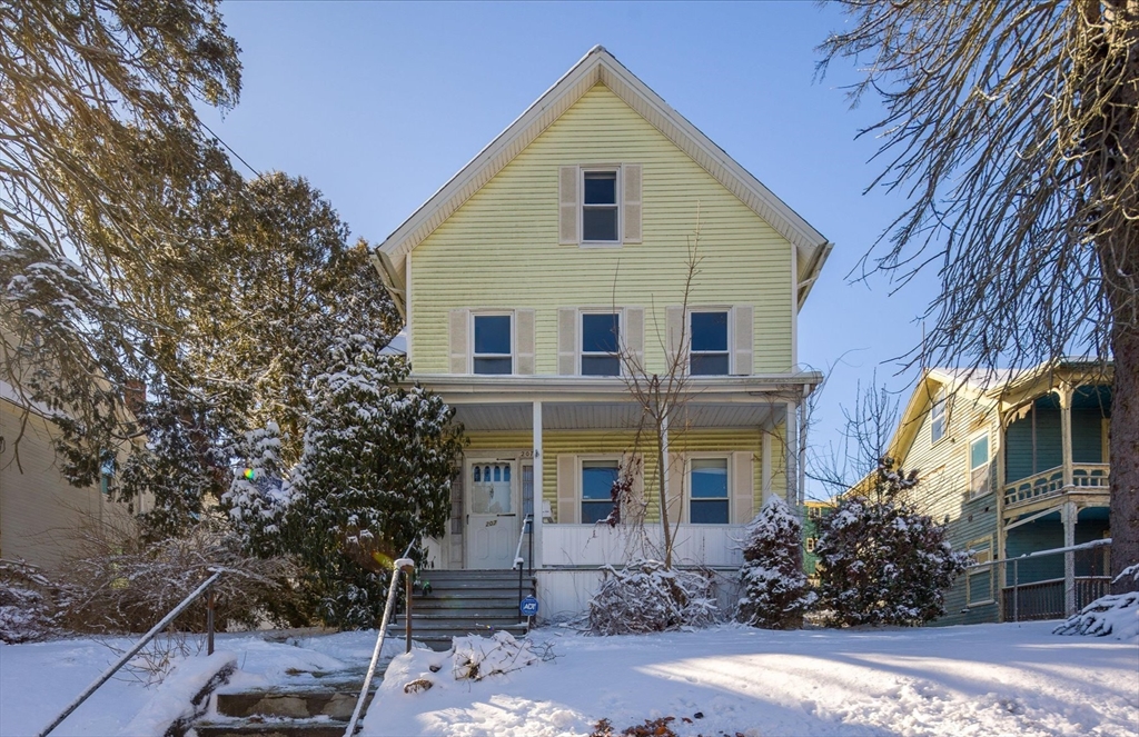 207 Hamilton St, Southbridge, Massachusetts, 6 Bedrooms Bedrooms, 12 Rooms Rooms,2 BathroomsBathrooms,Residential Income,For Sale,Hamilton St,73328294