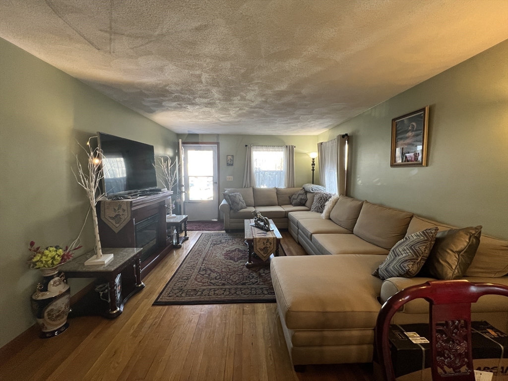39 Plimpton Ave, Norwood, Massachusetts, 2 Bedrooms Bedrooms, 4 Rooms Rooms,1.5 BathroomsBathrooms,Residential Lease,For Rent,Plimpton Ave,73328954