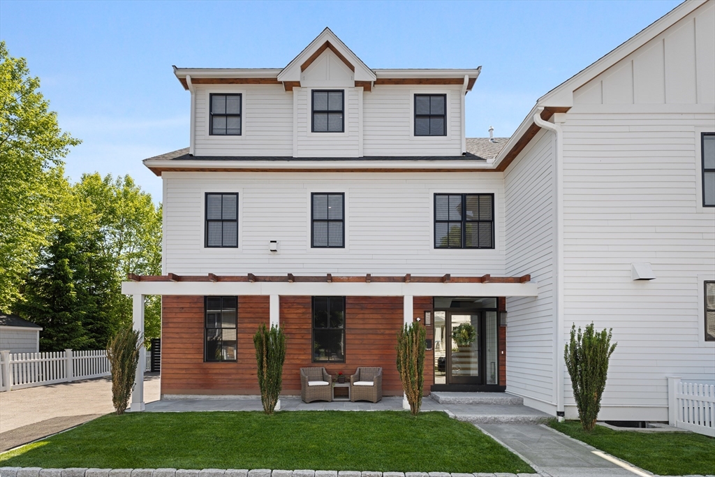 9 Pearl St, Watertown, Massachusetts, 3 Bedrooms Bedrooms, 8 Rooms Rooms,2.5 BathroomsBathrooms,Residential,For Sale,Pearl St,73251209