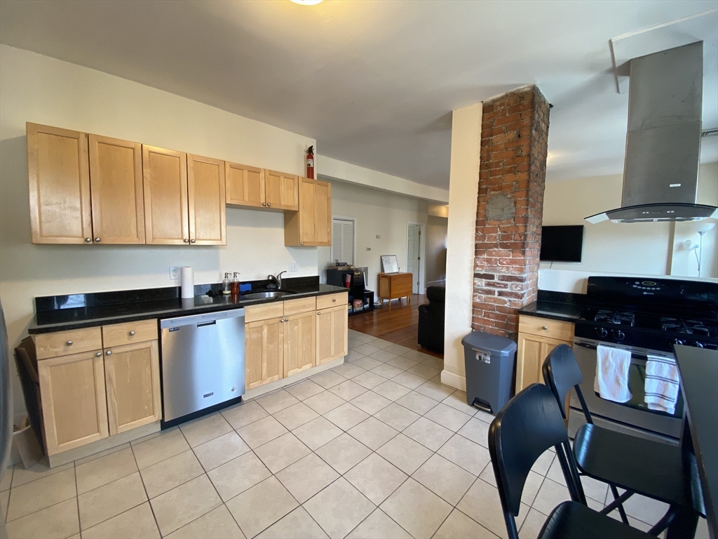 18 Lawn St, Boston, Massachusetts, 3 Bedrooms Bedrooms, 6 Rooms Rooms,1 BathroomBathrooms,Residential Lease,For Rent,Lawn St,73329879