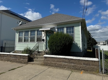 404 Brayton Ave, Fall River, Massachusetts, 3 Bedrooms Bedrooms, 6 Rooms Rooms,1 BathroomBathrooms,Residential,For Sale,Brayton Ave,73281183