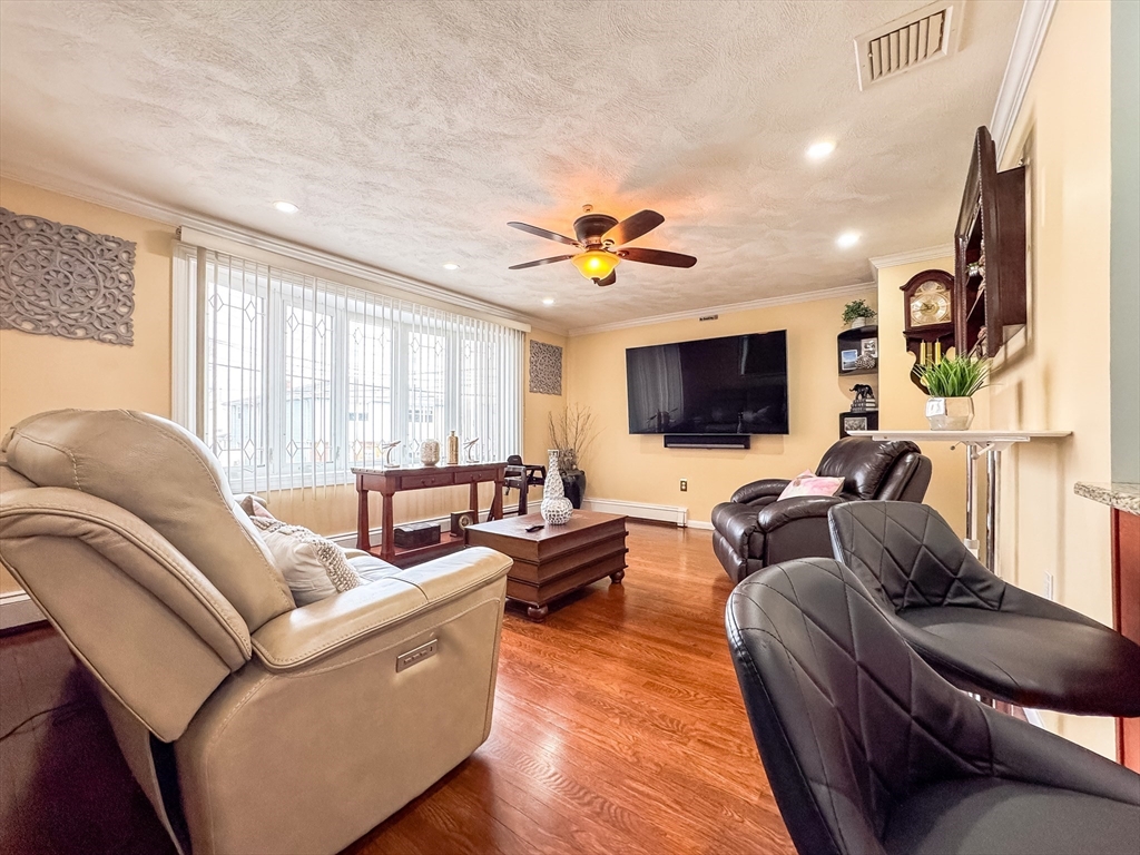 34 Rumney Rd, Revere, Massachusetts, 3 Bedrooms Bedrooms, 5 Rooms Rooms,1 BathroomBathrooms,Residential Lease,For Rent,Rumney Rd,73333219