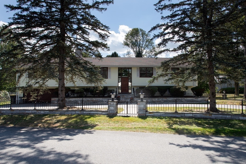 101 Gibbs St, Somerset, Massachusetts, 4 Bedrooms Bedrooms, 7 Rooms Rooms,3 BathroomsBathrooms,Residential,For Sale,Gibbs St,73288901
