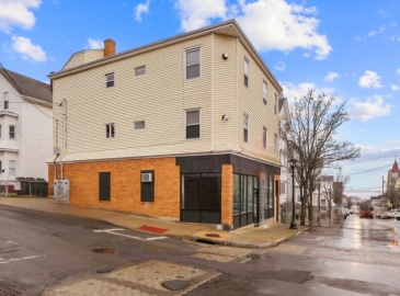 337 Columbia Street, Fall River, Massachusetts, 4 Bedrooms Bedrooms, 13 Rooms Rooms,4.5 BathroomsBathrooms,Residential Income,For Sale,Columbia Street,73336292