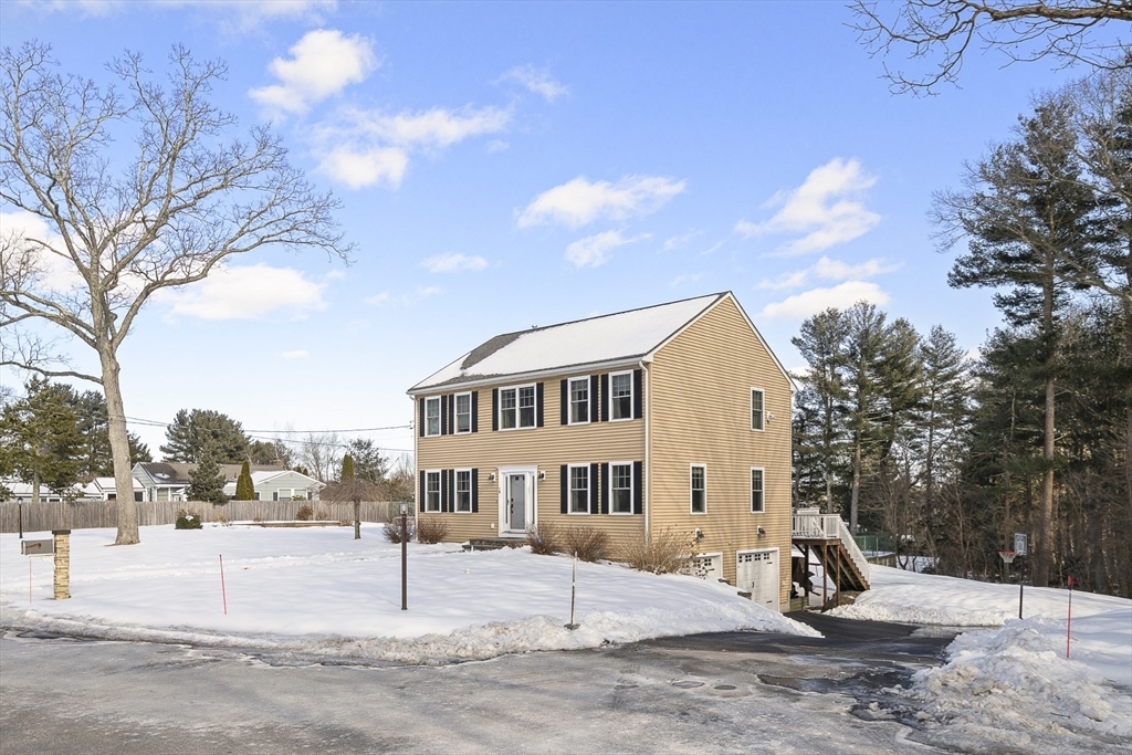 18 Hillsview St, Canton, Massachusetts, 4 Bedrooms Bedrooms, 7 Rooms Rooms,2.5 BathroomsBathrooms,Residential,For Sale,Hillsview St,73336749