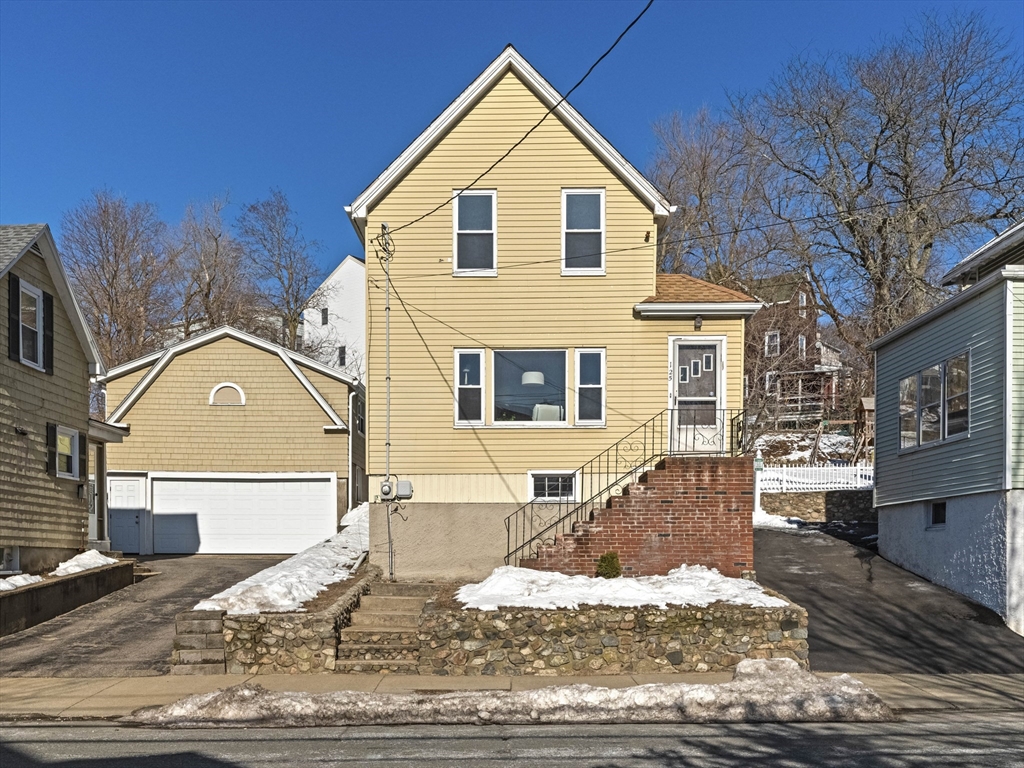 125 Walnut St, Lynn, Massachusetts, 3 Bedrooms Bedrooms, 6 Rooms Rooms,1 BathroomBathrooms,Residential,For Sale,Walnut St,73336756