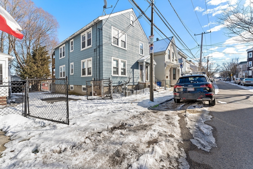 121 Buttonwood St, Boston, Massachusetts, 4 Bedrooms Bedrooms, 9 Rooms Rooms,2 BathroomsBathrooms,Residential Income,For Sale,Buttonwood St,73337168