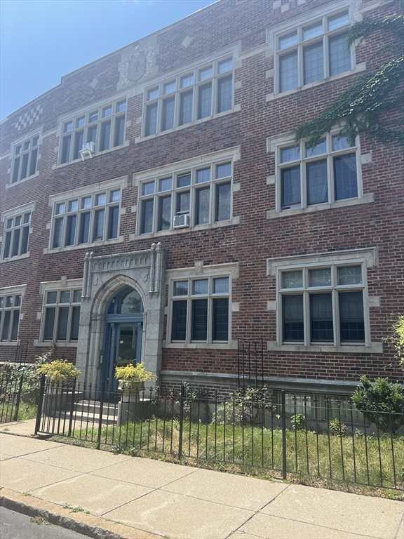 321 S Huntington Ave, Boston, Massachusetts, 1 Bedroom Bedrooms, 3 Rooms Rooms,1 BathroomBathrooms,Residential,For Sale,S Huntington Ave,73268551