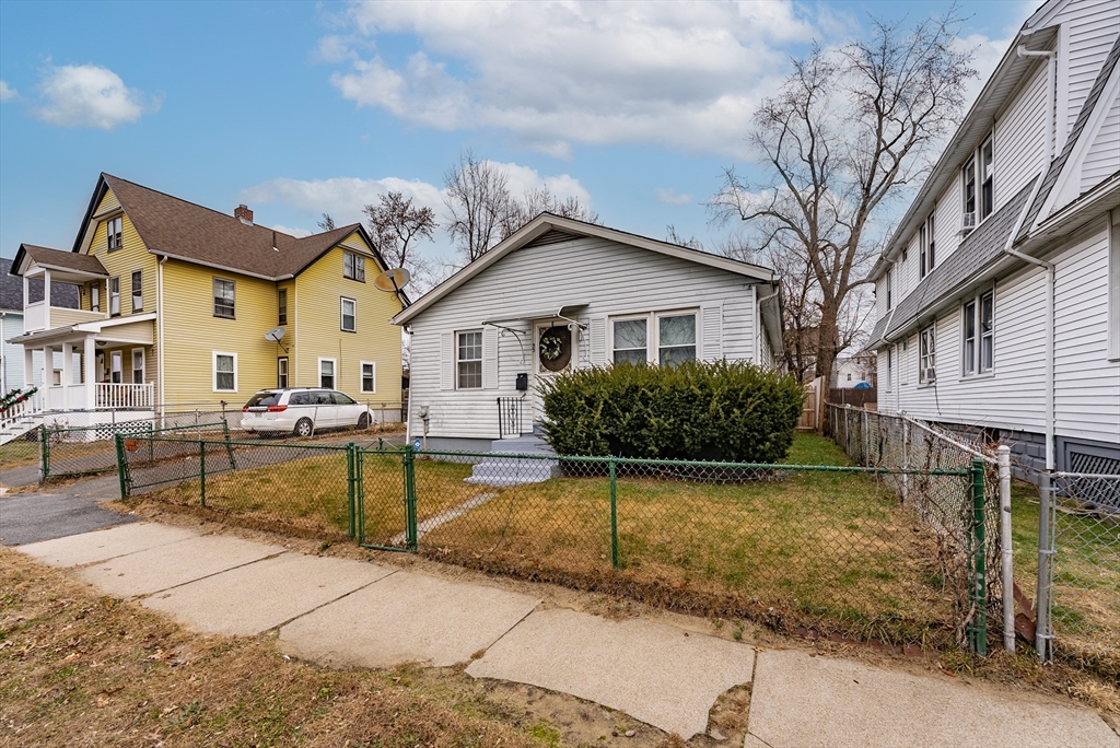 33 Dawes St, Springfield, Massachusetts, 3 Bedrooms Bedrooms, 5 Rooms Rooms,1 BathroomBathrooms,Residential,For Sale,Dawes St,73337399