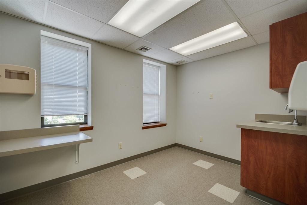 222 Carew St, Springfield, Massachusetts, ,Commercial Lease,For Rent,Carew St,73338153