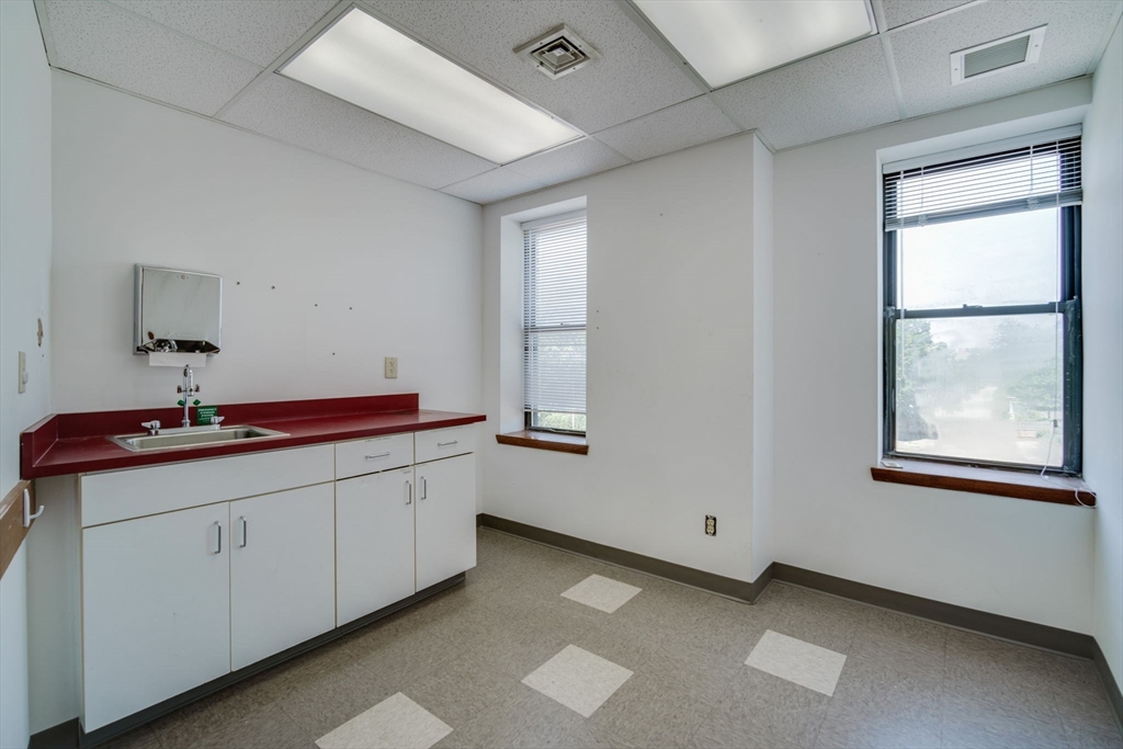222 Carew St, Springfield, Massachusetts, ,Commercial Lease,For Rent,Carew St,73338166