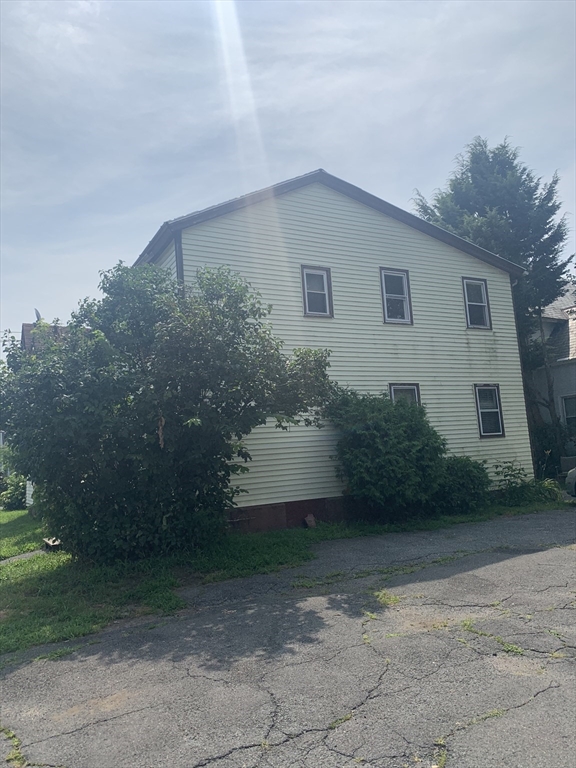 124 Davis St, Greenfield, Massachusetts, 7 Bedrooms Bedrooms, 15 Rooms Rooms,4 BathroomsBathrooms,Residential Income,For Sale,Davis St,73268271