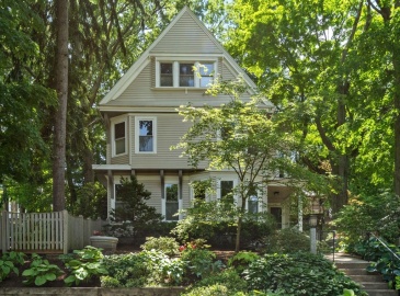 150 Newtonville Ave, Newton, Massachusetts, 6 Bedrooms Bedrooms, 11 Rooms Rooms,3.5 BathroomsBathrooms,Residential,For Sale,Newtonville Ave,73288446