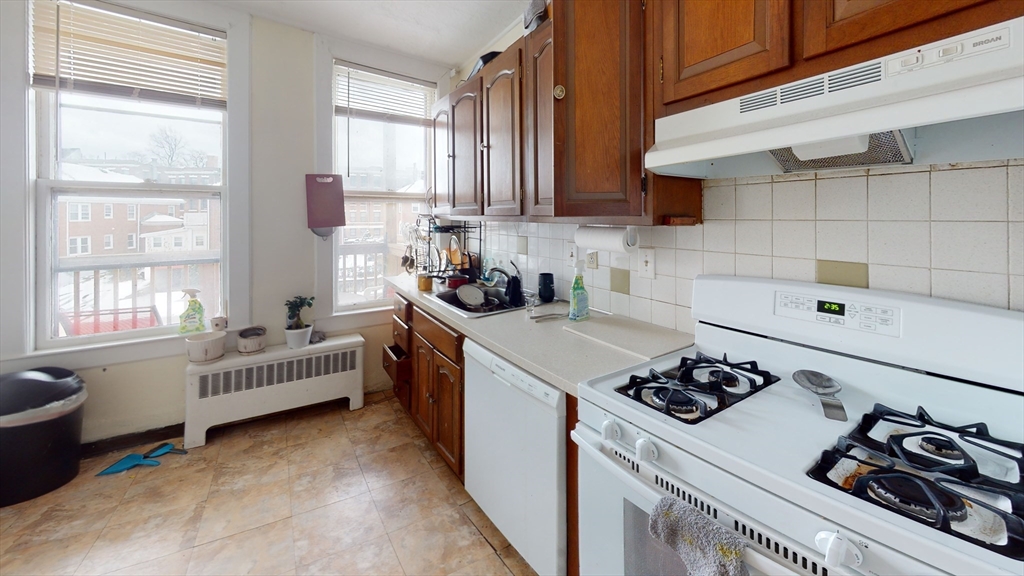 1726 Commonwealth Avenue, Boston, Massachusetts, 2 Bedrooms Bedrooms, 3 Rooms Rooms,1 BathroomBathrooms,Residential Lease,For Rent,Commonwealth Avenue,73345273