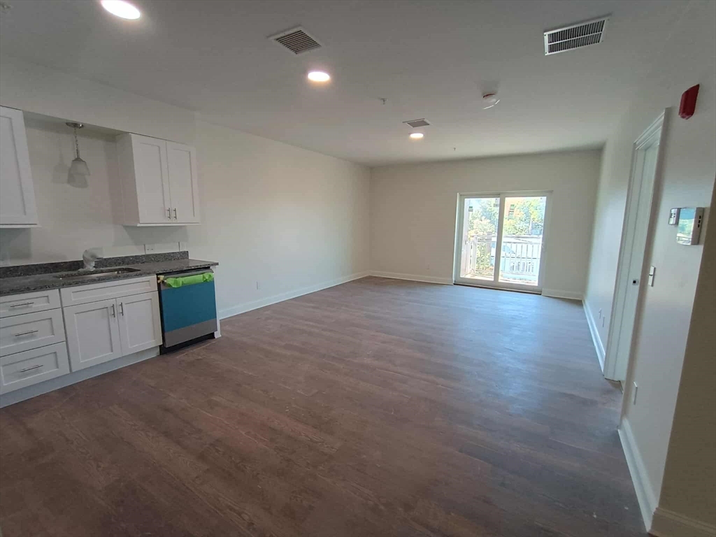 10 Franklin Ave, Revere, Massachusetts, 1 Bedroom Bedrooms, 4 Rooms Rooms,1 BathroomBathrooms,Residential,For Sale,Franklin Ave,73347186