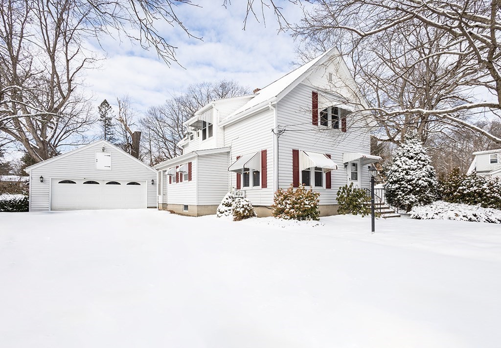 46 Quinton Ave, Attleboro, Massachusetts, 4 Bedrooms Bedrooms, 9 Rooms Rooms,3 BathroomsBathrooms,Residential Income,For Sale,Quinton Ave,73334273