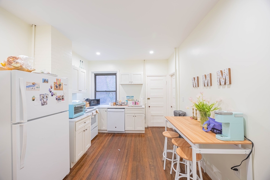 1855 Beacon Street, Brookline, Massachusetts, 3 Bedrooms Bedrooms, 6 Rooms Rooms,1 BathroomBathrooms,Residential Lease,For Rent,Beacon Street,73361151