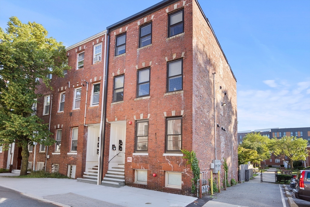 211 W 9th St, Boston, Massachusetts, 8 Bedrooms Bedrooms, 14 Rooms Rooms,4 BathroomsBathrooms,Residential Income,For Sale,W 9th St,73362608