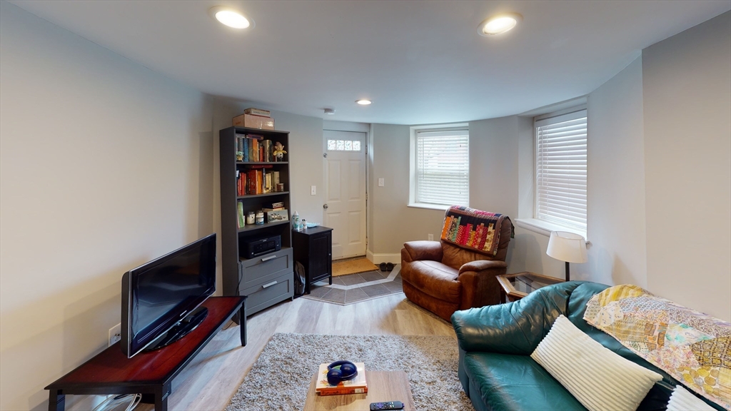 672 Washington, Brookline, Massachusetts, 1 Bedroom Bedrooms, 3 Rooms Rooms,1 BathroomBathrooms,Residential Lease,For Rent,Washington,73364227