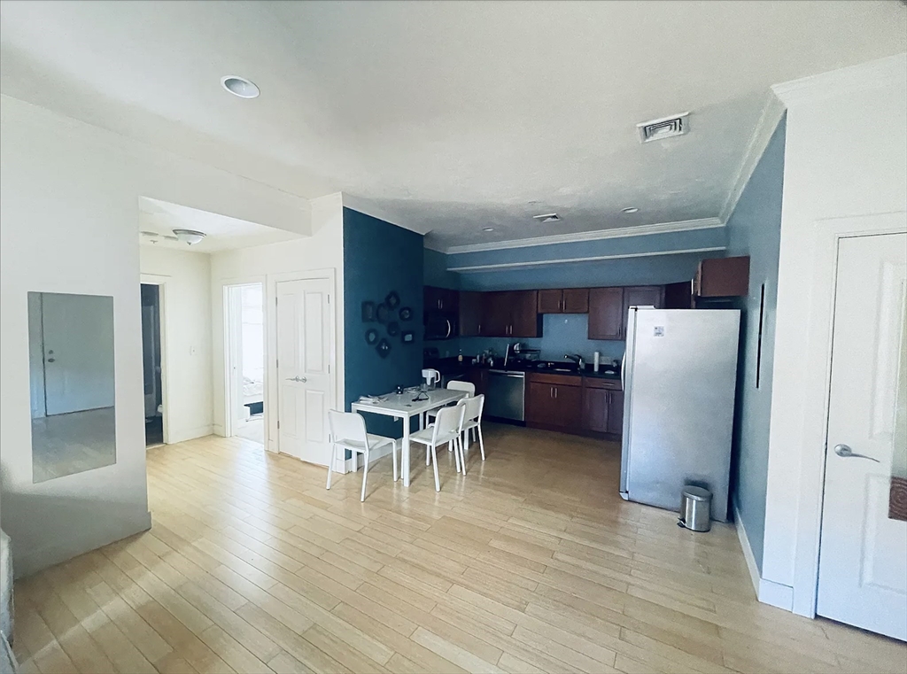 9 Gardner St, Boston, Massachusetts, 2 Bedrooms Bedrooms, 3 Rooms Rooms,1 BathroomBathrooms,Residential Lease,For Rent,Gardner St,73365633