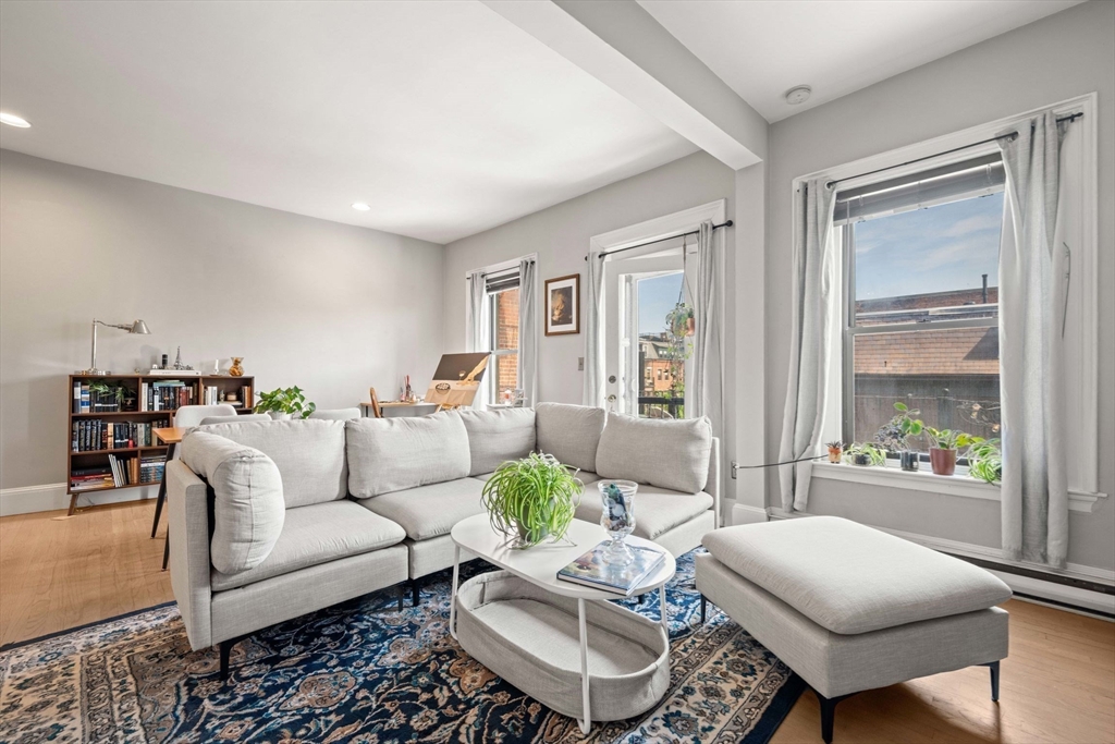 762 Tremont St, Boston, Massachusetts, 2 Bedrooms Bedrooms, 4 Rooms Rooms,1 BathroomBathrooms,Residential,For Sale,Tremont St,73366014