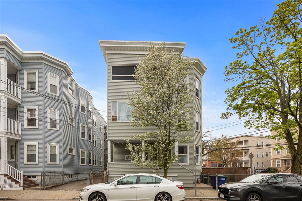 5 Magnus Ave, Somerville, Massachusetts, 9 Bedrooms Bedrooms, 18 Rooms Rooms,3 BathroomsBathrooms,Residential Income,For Sale,Magnus Ave,73366478