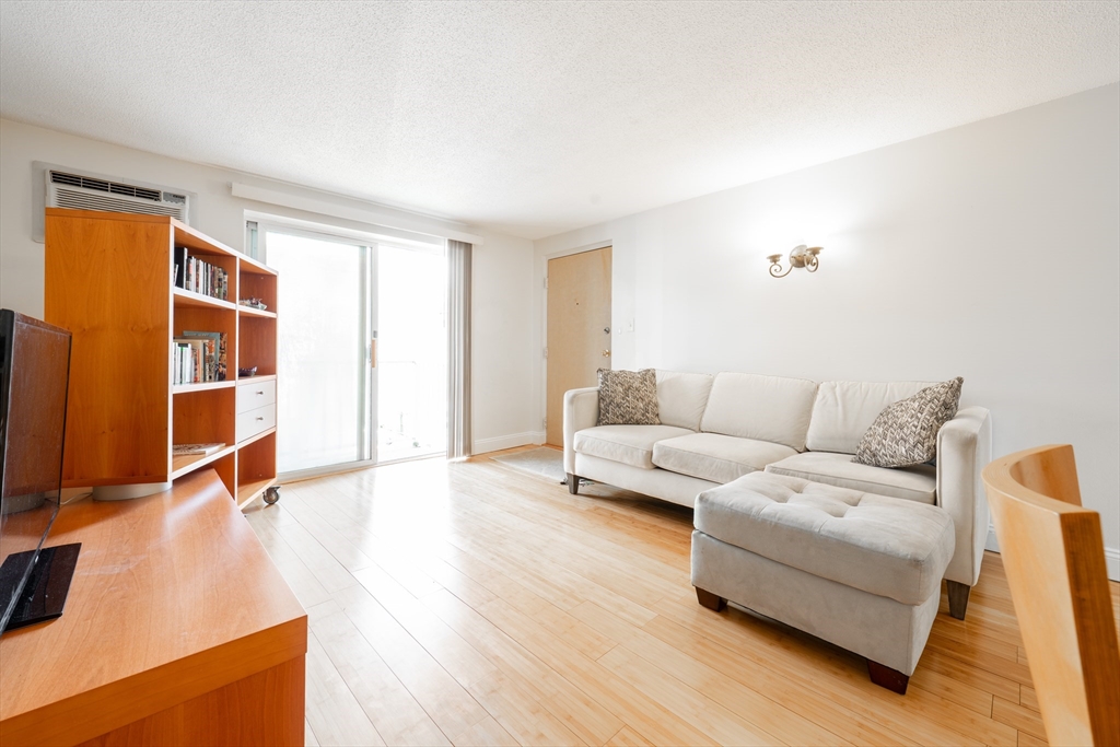 1186 Worcester Rd, Framingham, Massachusetts, 1 Bedroom Bedrooms, 4 Rooms Rooms,1 BathroomBathrooms,Residential Lease,For Rent,Worcester Rd,73350009