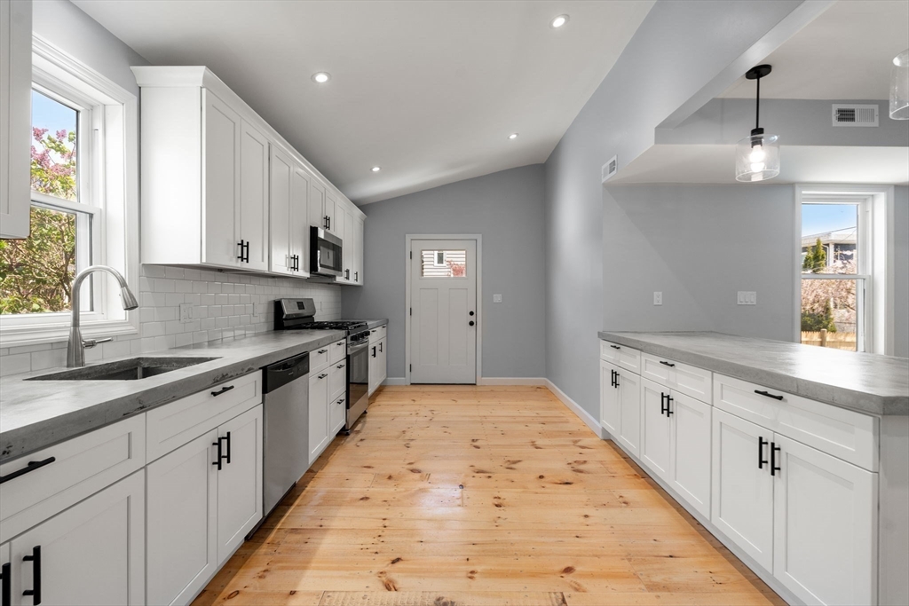 15-17 Harris St, Salem, Massachusetts, 4 Bedrooms Bedrooms, 12 Rooms Rooms,6 BathroomsBathrooms,Residential Income,For Sale,Harris St,73368470