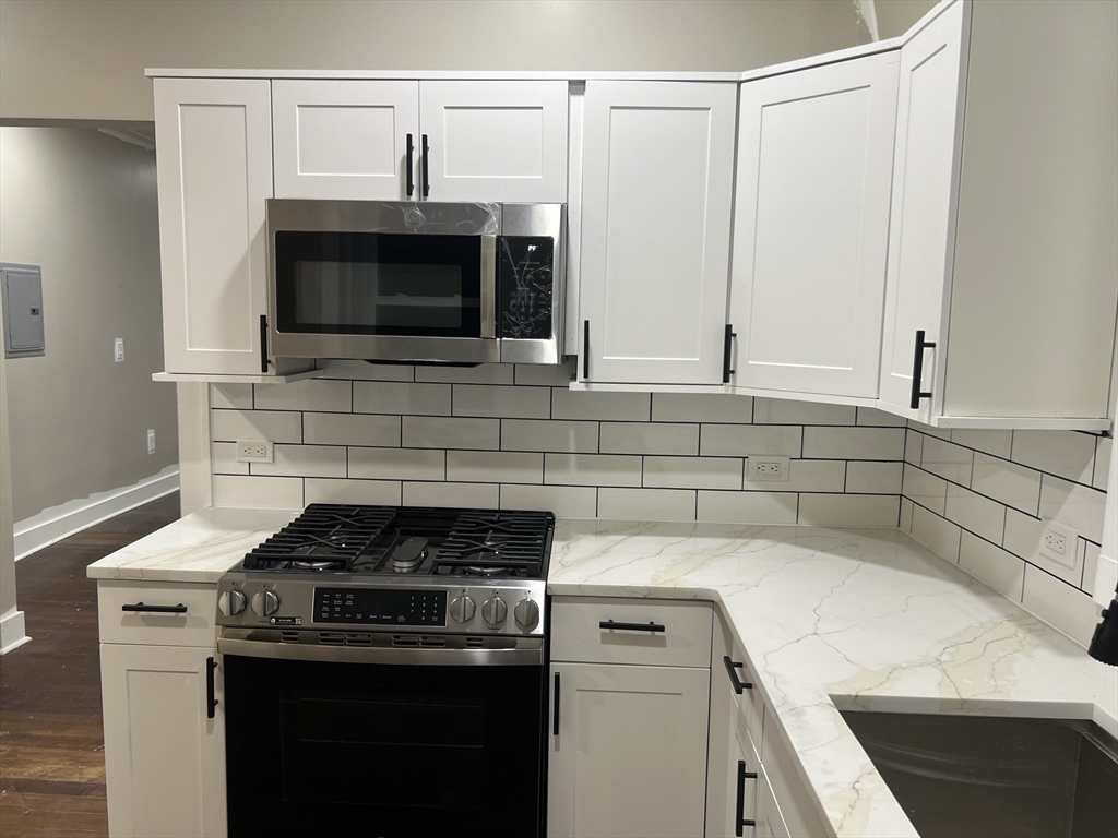589 Haverhill St, Lawrence, Massachusetts, 2 Bedrooms Bedrooms, 6 Rooms Rooms,2 BathroomsBathrooms,Residential Lease,For Rent,Haverhill St,73368736