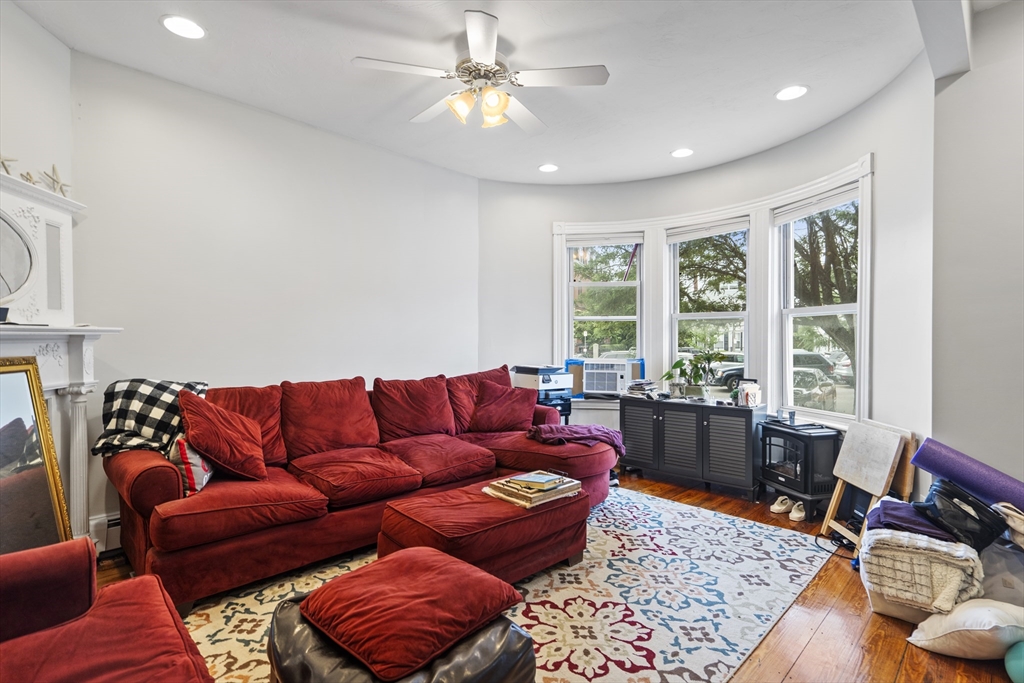 194 Emerson, Boston, Massachusetts, 2 Bedrooms Bedrooms, 4 Rooms Rooms,1 BathroomBathrooms,Residential Lease,For Rent,Emerson,73368746