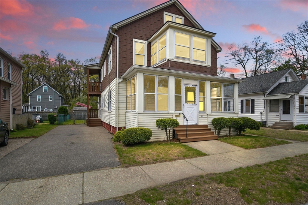 17-19 Tacoma Street, Springfield, Massachusetts, 4 Bedrooms Bedrooms, 10 Rooms Rooms,2 BathroomsBathrooms,Residential Income,For Sale,Tacoma Street,73368712