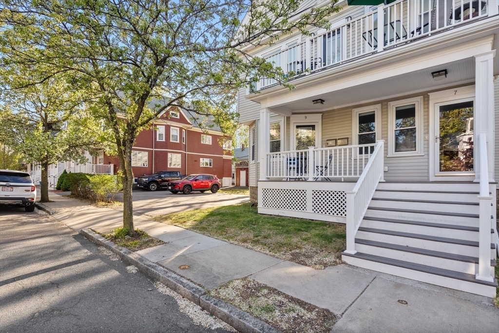 7-9 Stoughton, Medford, Massachusetts, 3 Bedrooms Bedrooms, 6 Rooms Rooms,1.5 BathroomsBathrooms,Residential Lease,For Rent,Stoughton,73368792