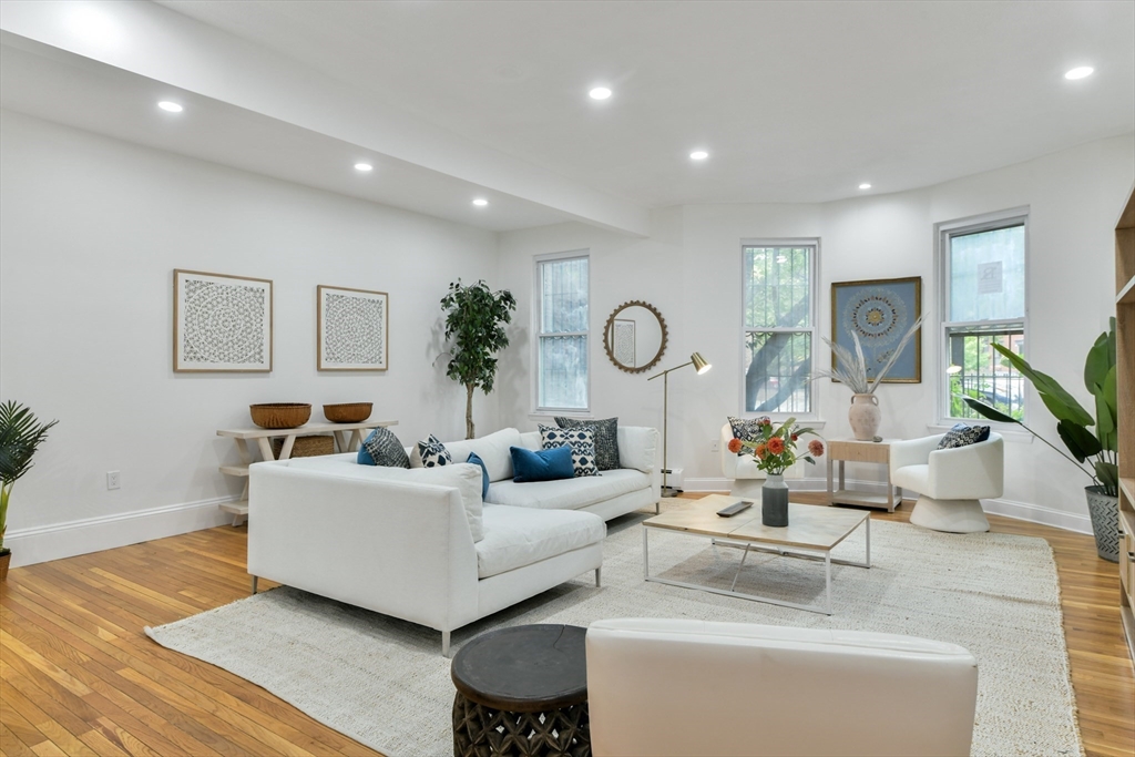 325 Columbus Ave, Boston, Massachusetts, 3 Bedrooms Bedrooms, 6 Rooms Rooms,2 BathroomsBathrooms,Residential,For Sale,Columbus Ave,73300501
