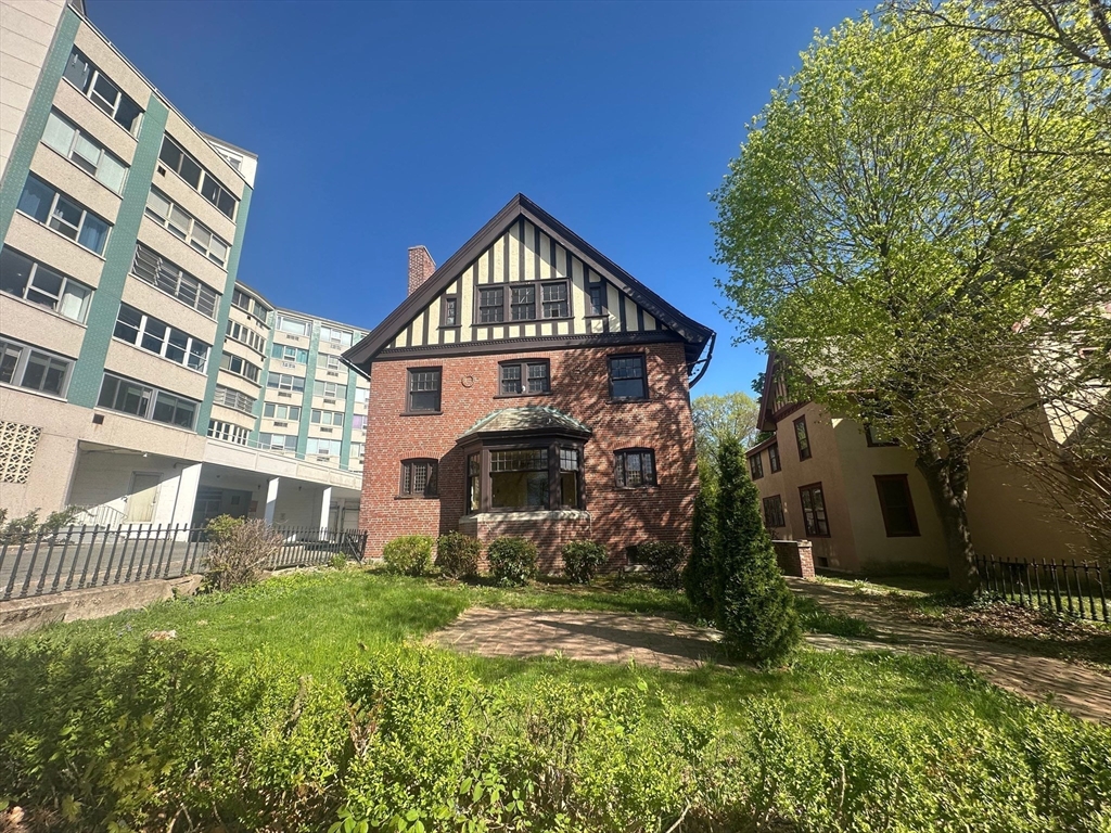91-93 Mulberry St, Springfield, Massachusetts, 9 Bedrooms Bedrooms, 12 Rooms Rooms,4 BathroomsBathrooms,Residential Income,For Sale,Mulberry St,73368865