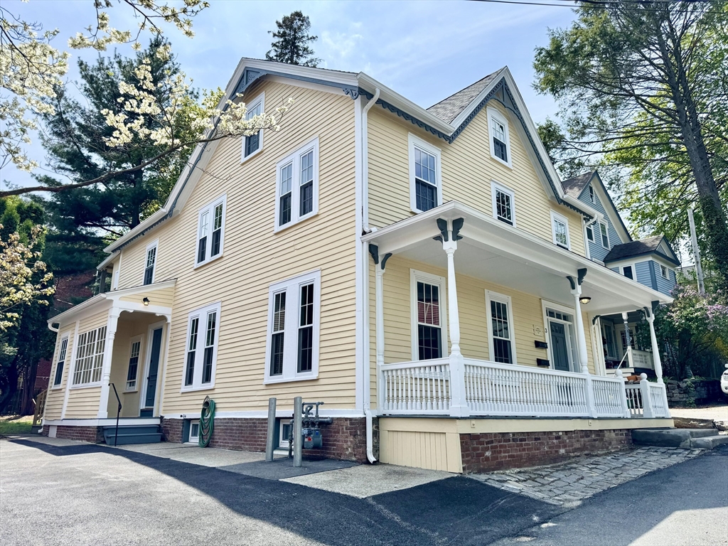 3 Oxford Pl, Worcester, Massachusetts, 4 Bedrooms Bedrooms, 11 Rooms Rooms,2 BathroomsBathrooms,Residential Income,For Sale,Oxford Pl,73368916