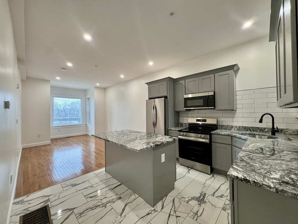 314 Warren St., Boston, Massachusetts, 4 Bedrooms Bedrooms, 6 Rooms Rooms,2 BathroomsBathrooms,Residential Lease,For Rent,Warren St.,73369034