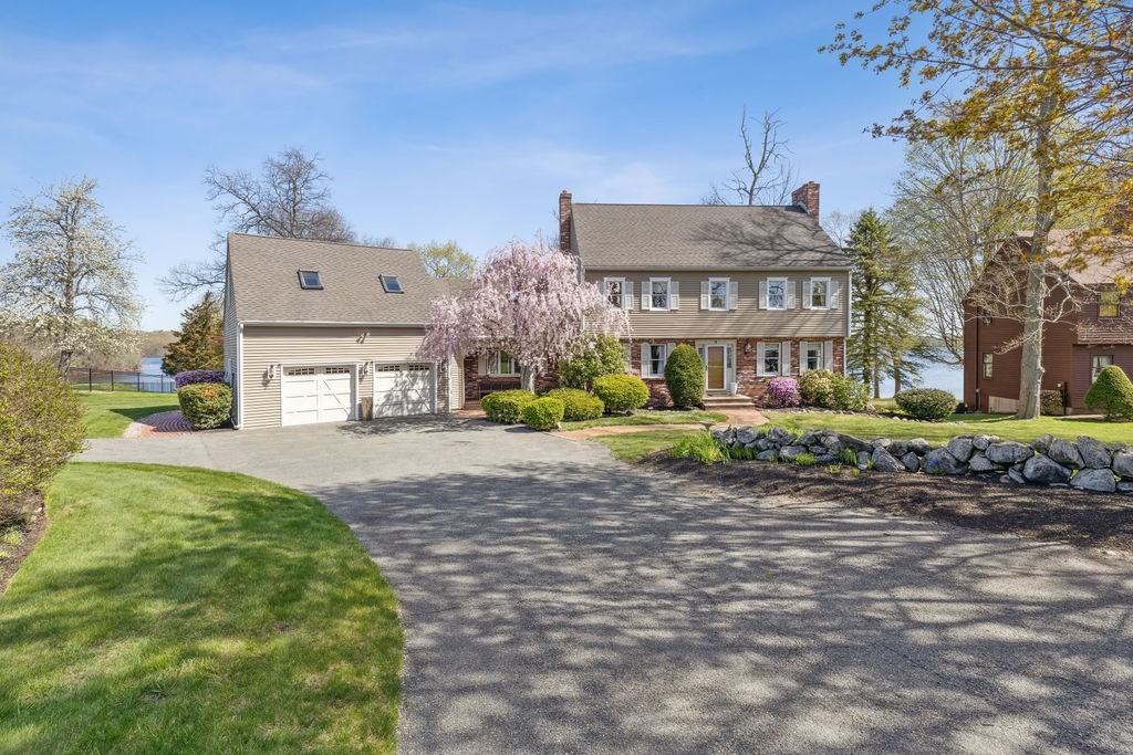 38 Reservoir Dr, Danvers, Massachusetts, 5 Bedrooms Bedrooms, 12 Rooms Rooms,3.5 BathroomsBathrooms,Residential,For Sale,Reservoir Dr,73369113