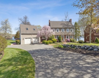 38 Reservoir Dr, Danvers, Massachusetts, 5 Bedrooms Bedrooms, 12 Rooms Rooms,3.5 BathroomsBathrooms,Residential,For Sale,Reservoir Dr,73369113